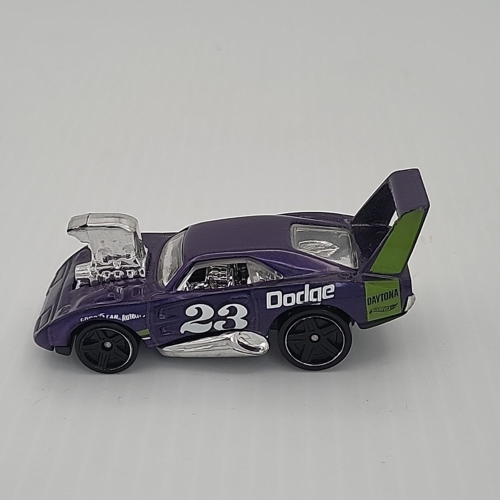 Hot Wheels 1970 Dodge Daytona Racing Team Purple #23 Diecast 1:64